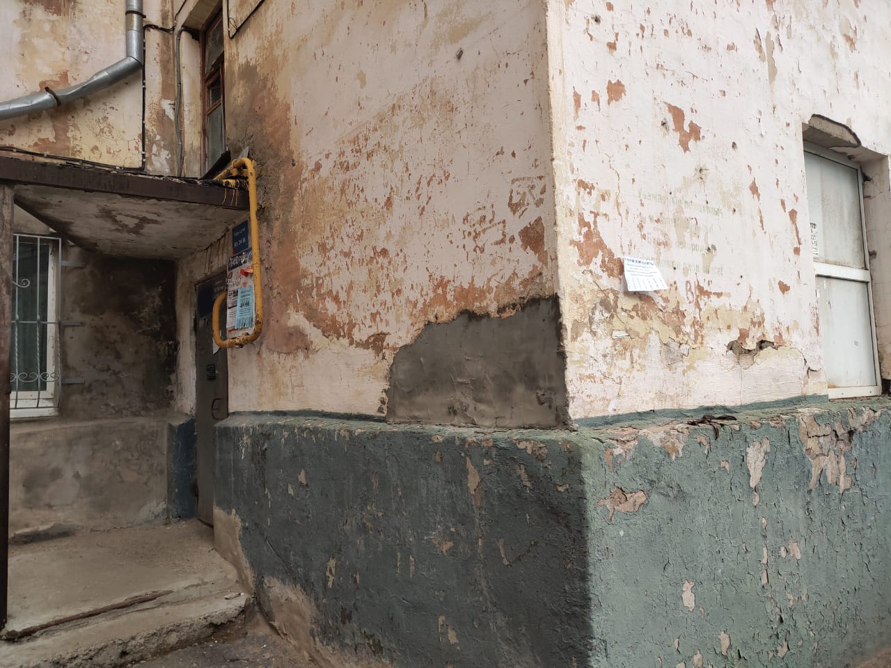 «Жить в таких условиях невозможно»: Жители Уфы жалуются на сырость и плесень в квартирах 