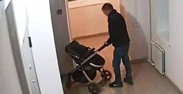 В Уфе пьяный мужчина украл оставленную детскую коляску