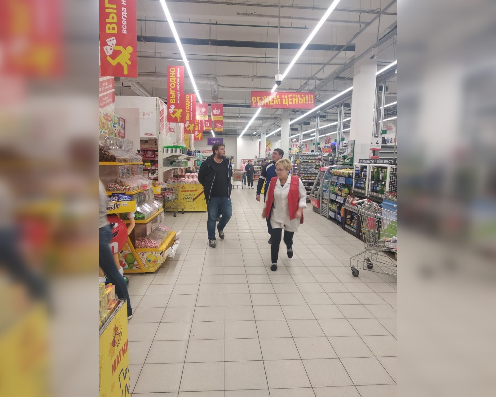 В Уфе из крупного гипермаркета эвакуировали более 160 человек