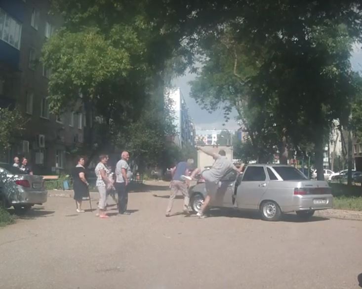 В Башкирии водитель избил пенсионера за замечание