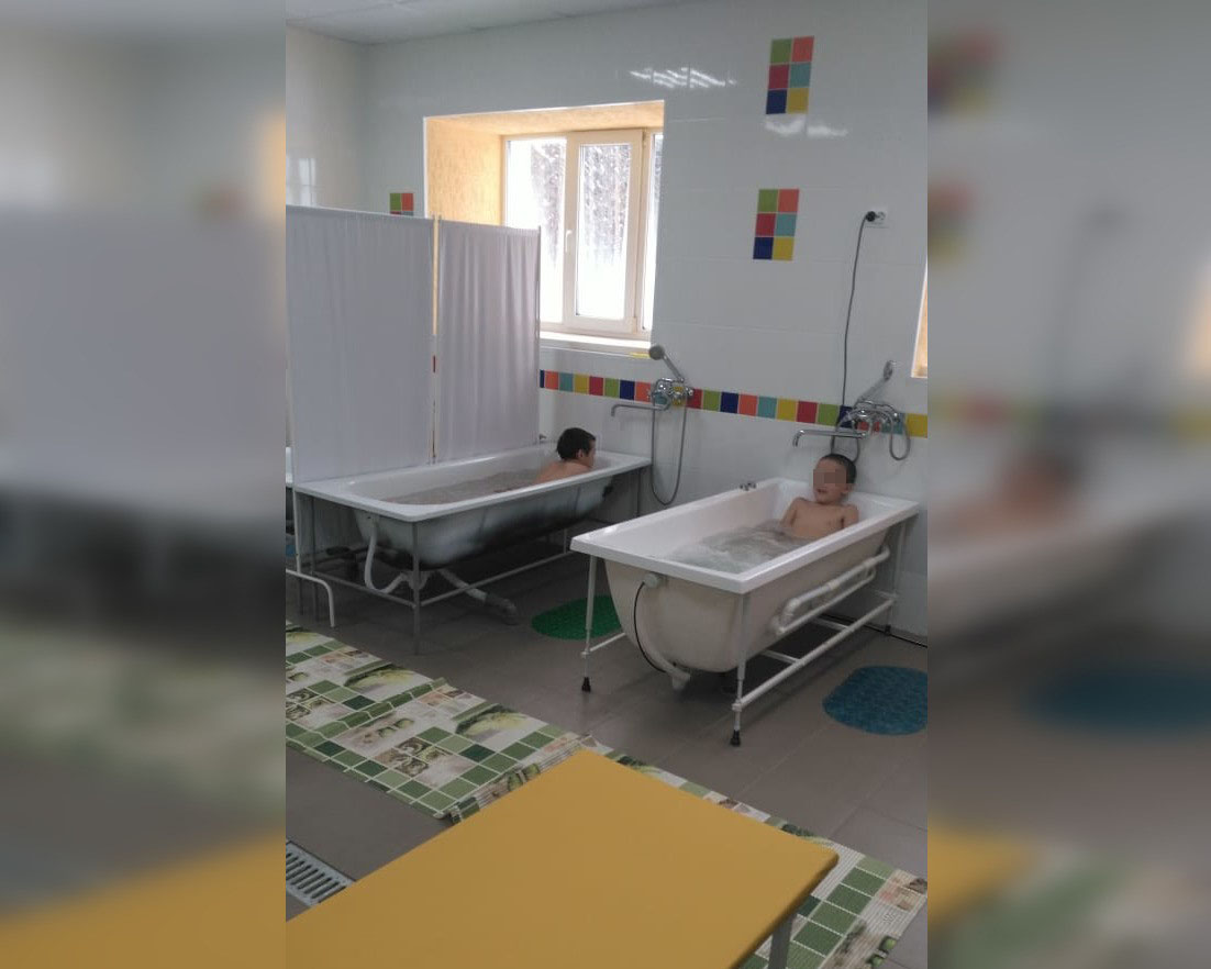 Глава Сибая выложил фотографии детей, принимающих ванны в санатории