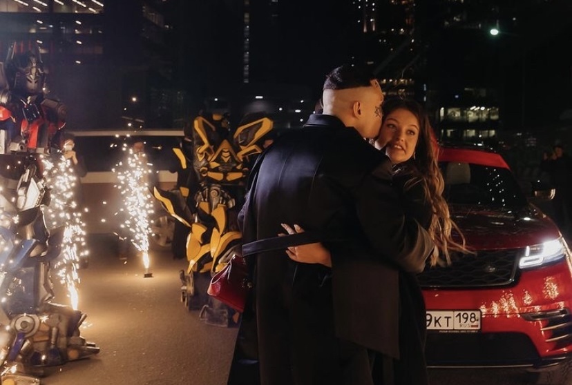 Чемодан денег и красный Range Rover: Моргенштерн устроил вечеринку в честь дня рождения свой девушки