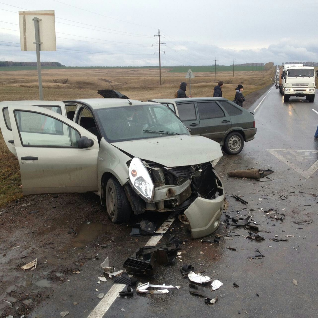 В Башкирии по вине водителя ГАЗели в ДТП попали два автомобиля