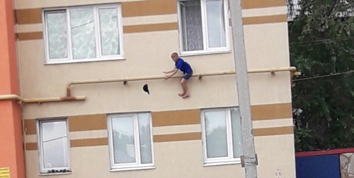 В Башкирии ребёнок забрался на газовую трубу многоэтажки