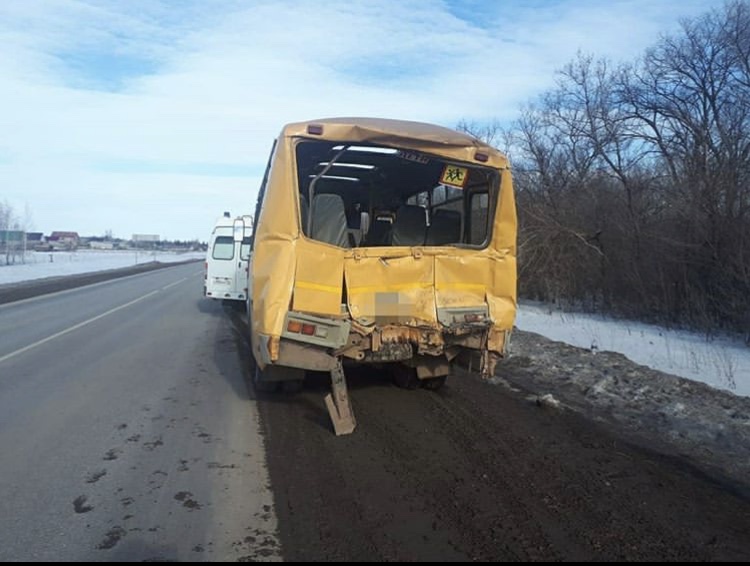 В Башкирии столкнулись грузовик и школьный автобус с детьми