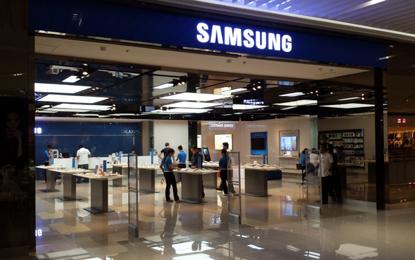 Samsung планирует выпускать складные OLED-смартфоны