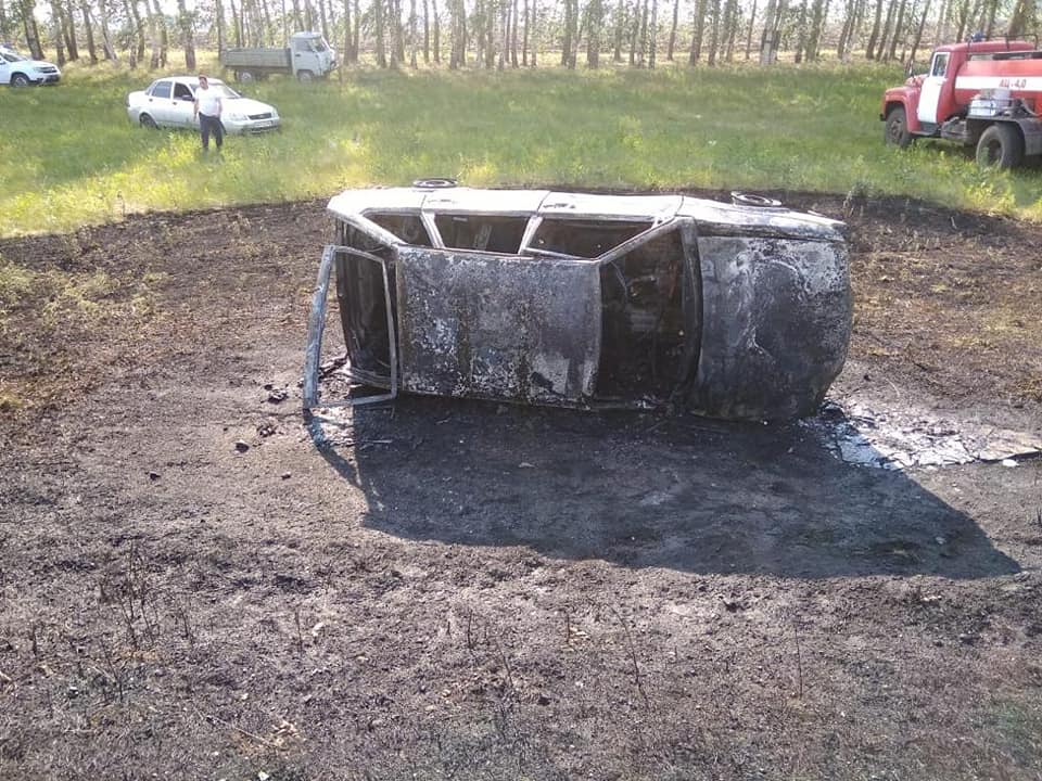 В Башкирии автомобиль вылетел в кювет и загорелся, пострадала 80-летняя пенсионерка