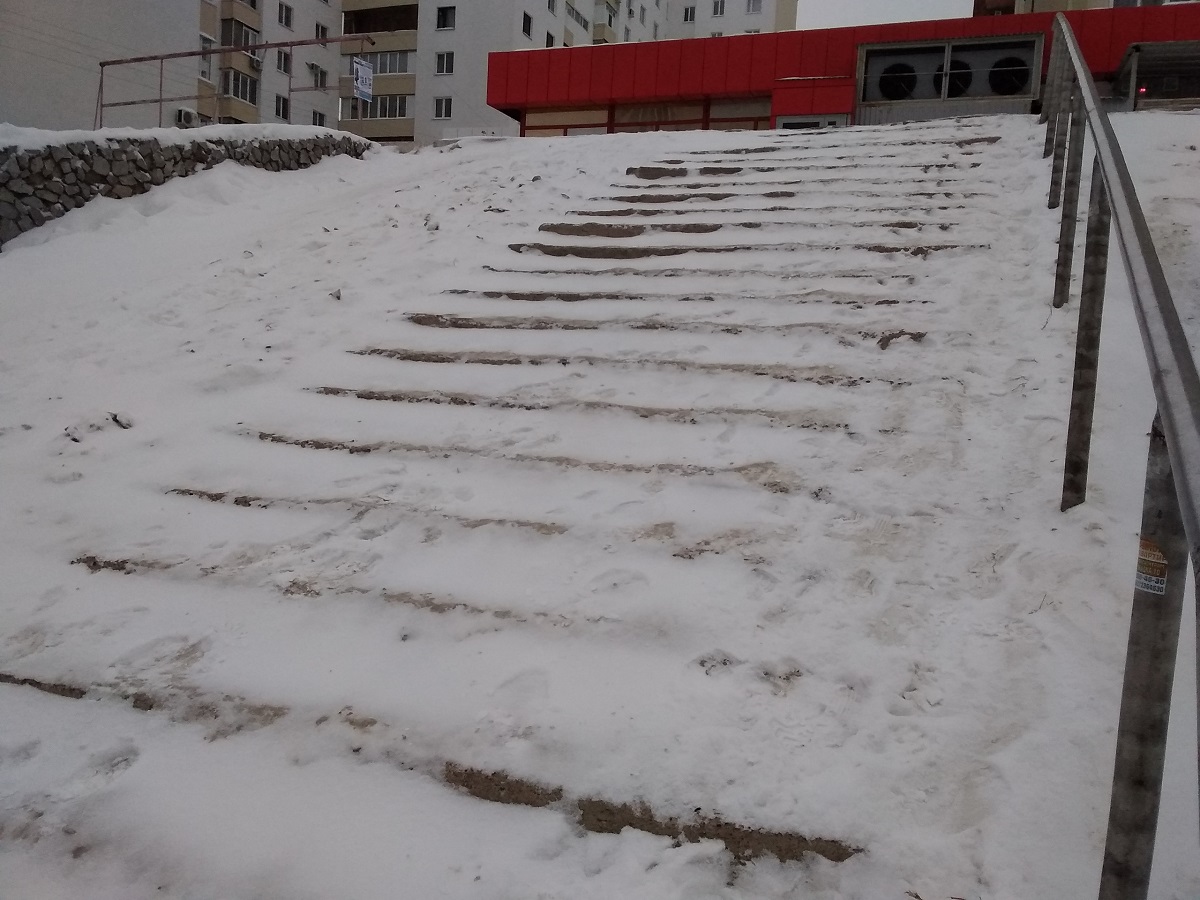 «Это ж гора»: Уфимцы жалуются на качество уборки снега 
