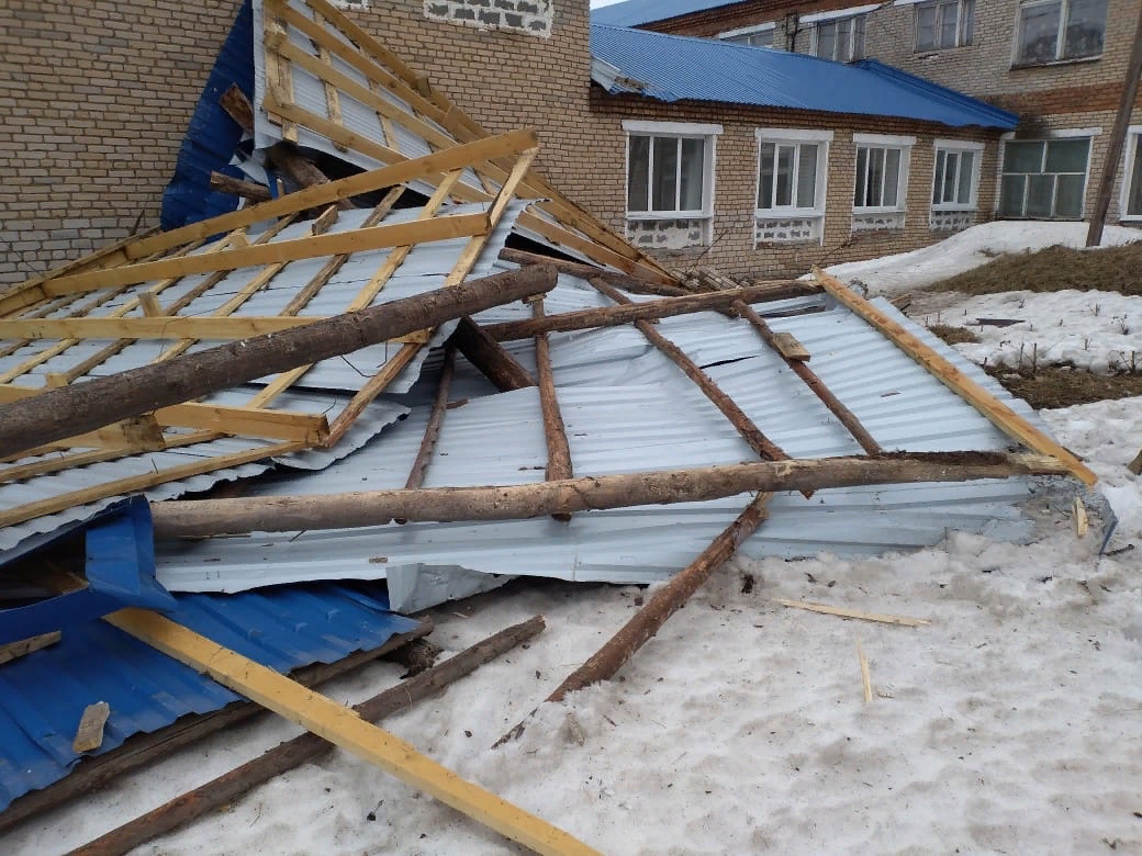 В Башкирии сильный ветер сорвал крышу школы