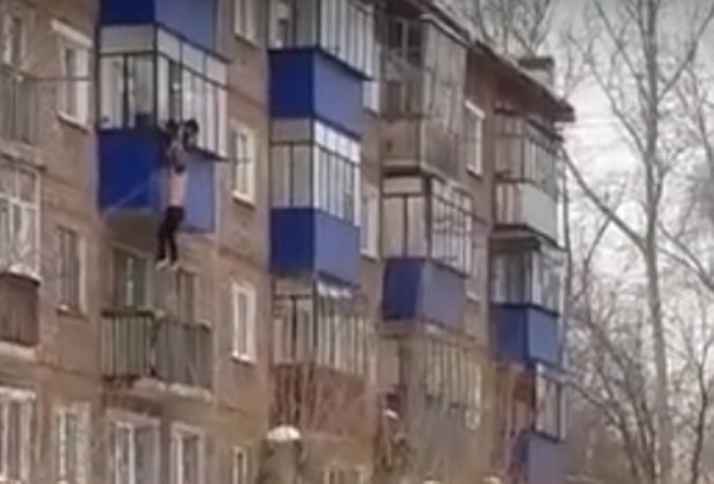 Житель Башкирии сорвался с балкона 4 этажа