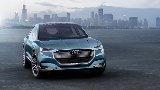 Компания Audi назвала новую дату премьеры электрического кроссовера E-Tron