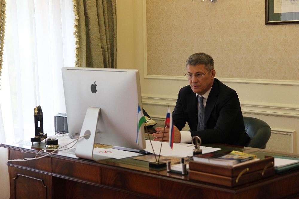 Радий Хабиров призвал чиновников почистить столы 