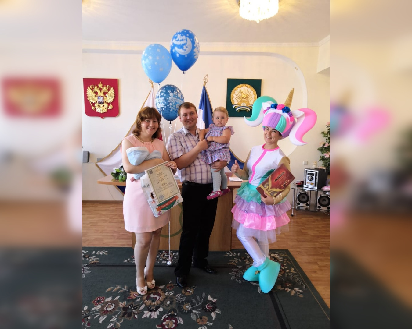 В Башкирии сотрудники ЗАГСа необычно поздравили родителей с рождением малыша