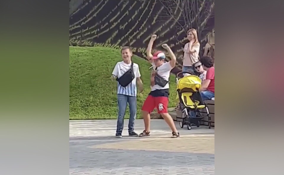 Новые интернет-звезды: Два харизматичных мальчика из Уфы подняли всем настроение позитивным танцем
