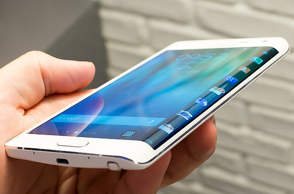 Samsung готовит к выходу смартфон с многомодульной камерой 
