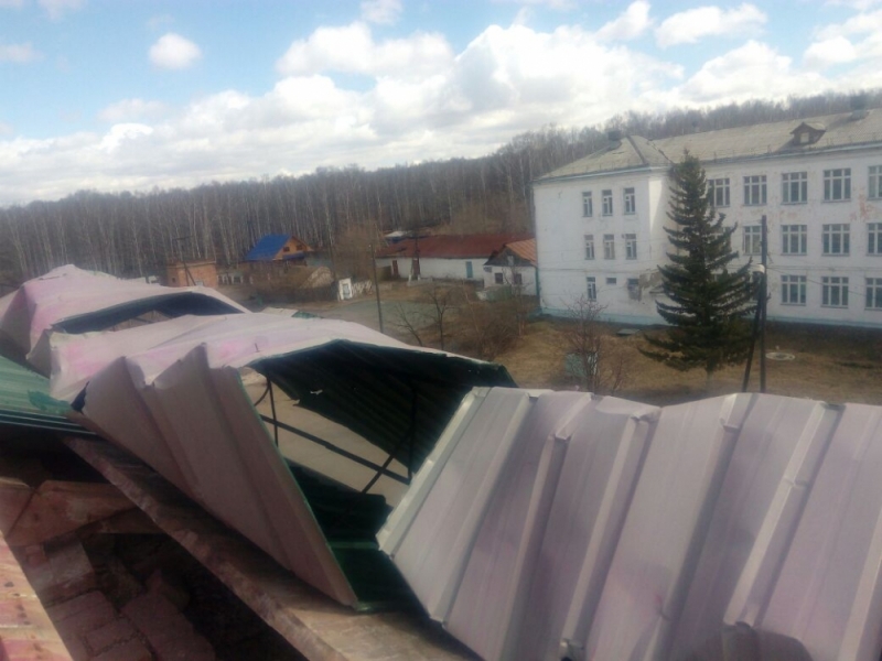 В Башкирии ураган сорвал крышу с детского дома