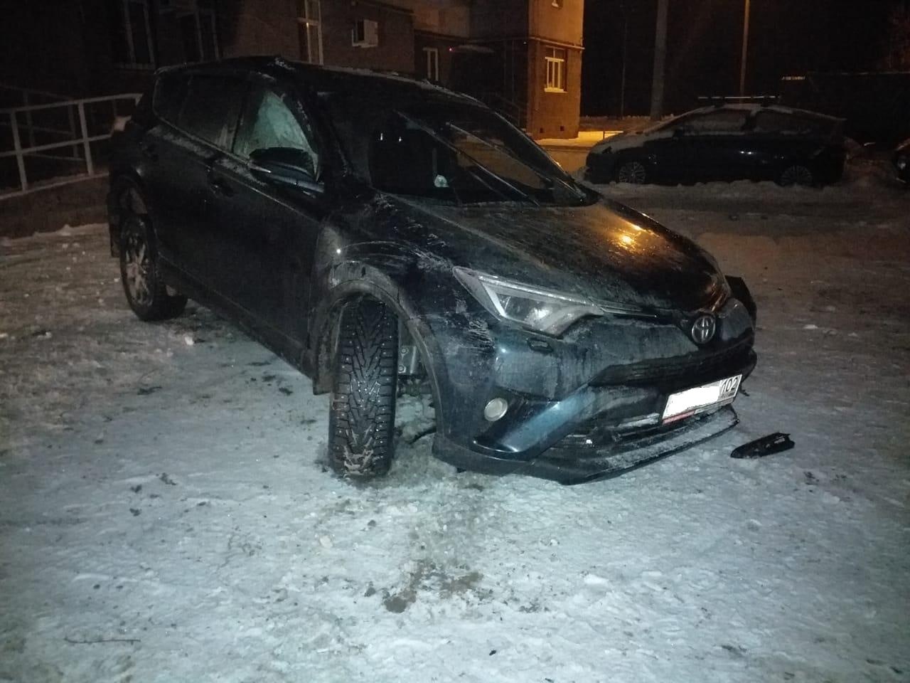 В Уфе под утро пьяный 20-летний парень опрокинул Toyota Rav4 