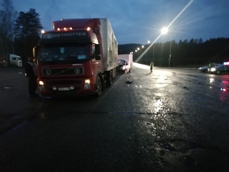 В Башкирии на трассе столкнулись два грузовика