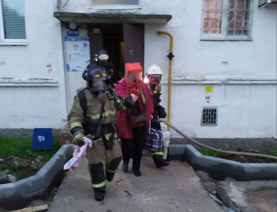 В Уфе из горящего дома эвакуировали жильцов