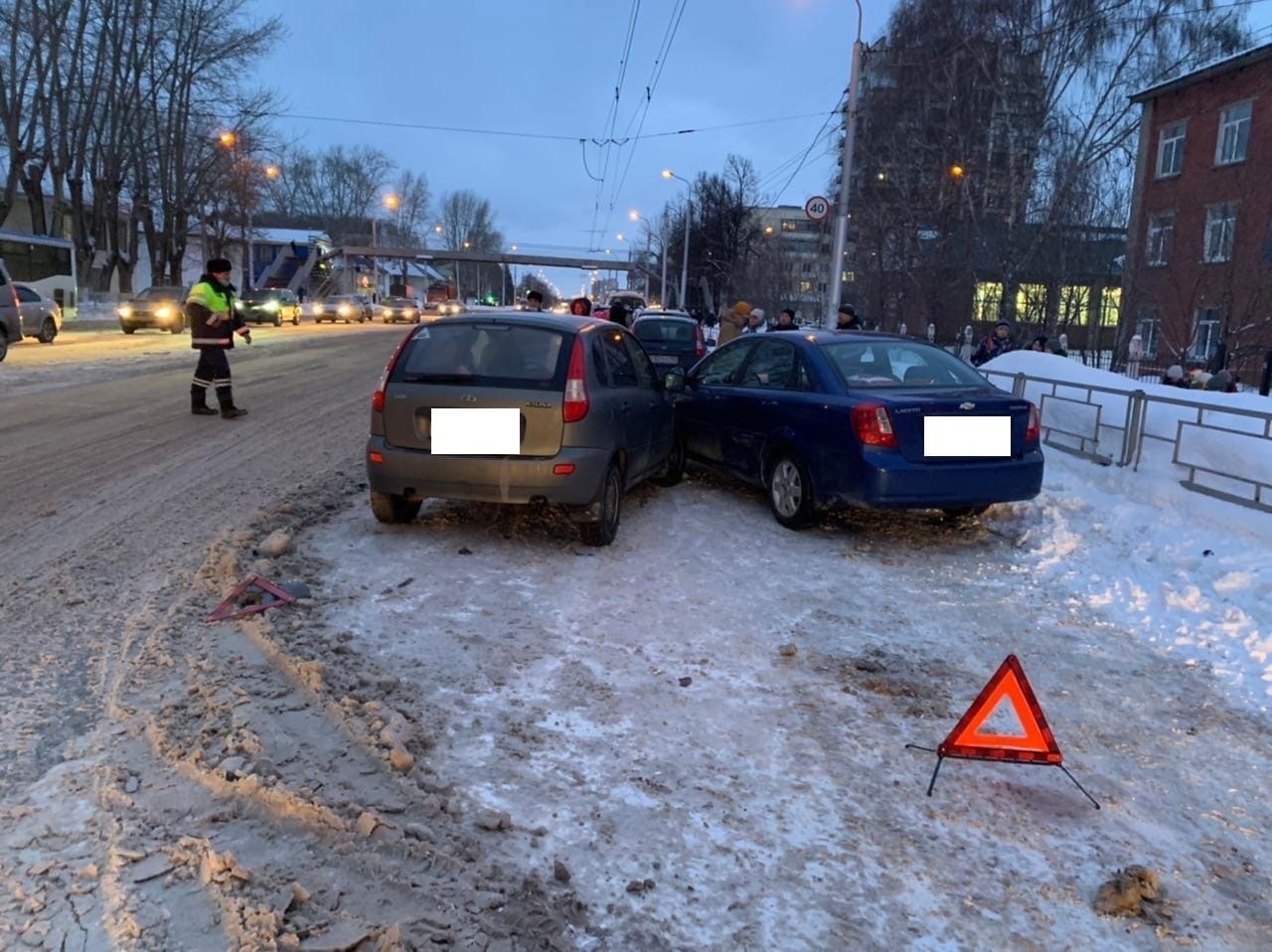 В Уфе из-за неочищенной от снега дороги произошло ДТП на перекрёстке