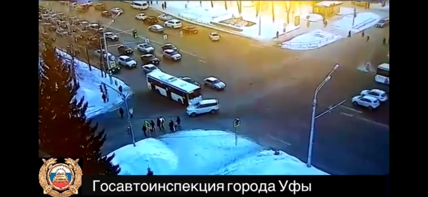 В Уфе хотевший «проскочить» на светофоре водитель иномарки столкнулся с автобусом и отлетел на пешеходов