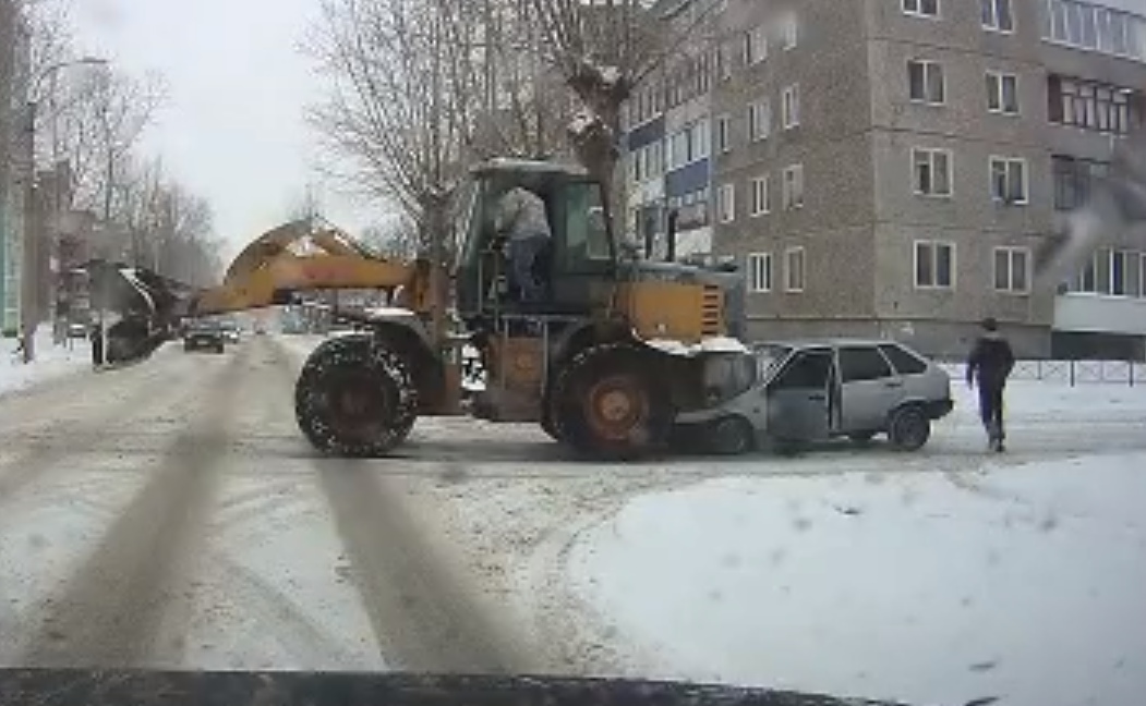 В Башкирии трактор смял «девятку»
