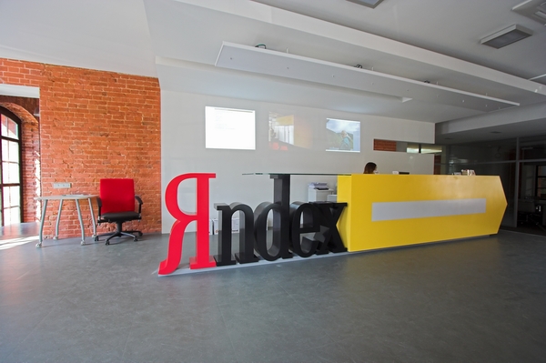 «Яндекс» выдавал поисковик Google по запросу «говно»