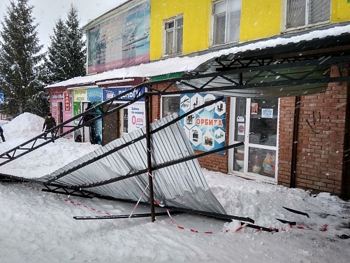В селе Башкирии обрушился металлический навес над входом в магазин