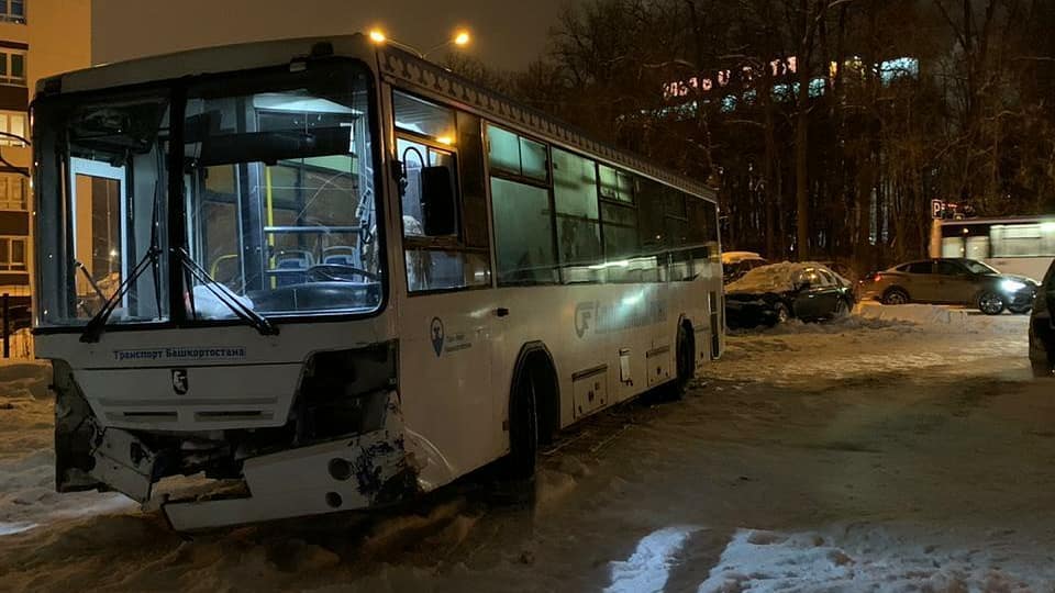 В Уфе водитель пассажирского автобуса протаранил шесть припаркованных иномарок из-за плохого самочувствия