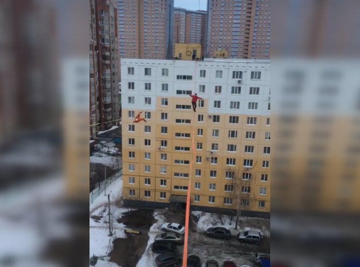 Не для слабонервных: В Интернете появилось видео с идущими по стропе между двумя десятиэтажными домами уфимцами