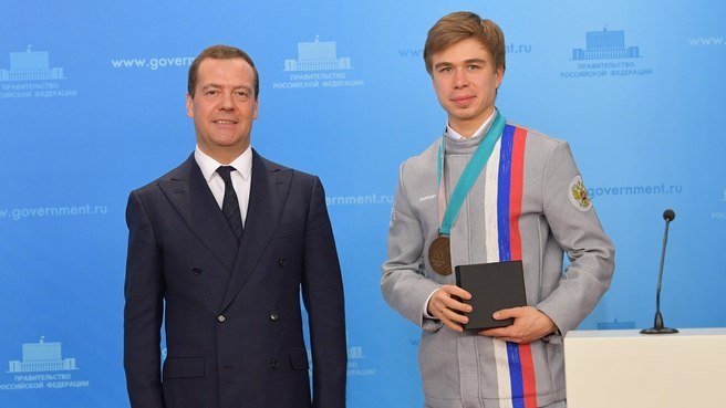 Семёну Елистратову вручили в Кремле орден и ключи от BMW