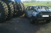 В Уфе водитель врезался в стоящий на обочине трактор