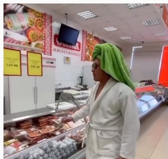 В Башкирии по магазину прошёлся парень в халате на голое тело