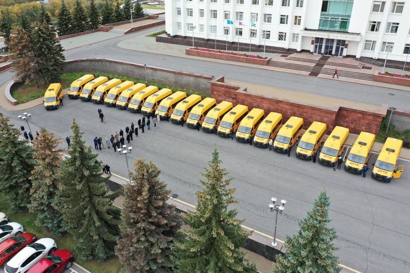 Районам Башкирии передали 20 новых школьных автобусов
