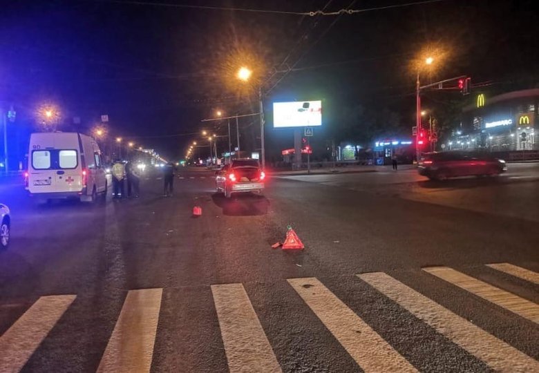 В Уфе иномарка сбила пешехода, переходившего дорогу на красный свет