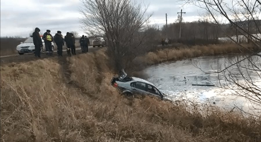 В Башкирии автомобиль BMW упал в пруд