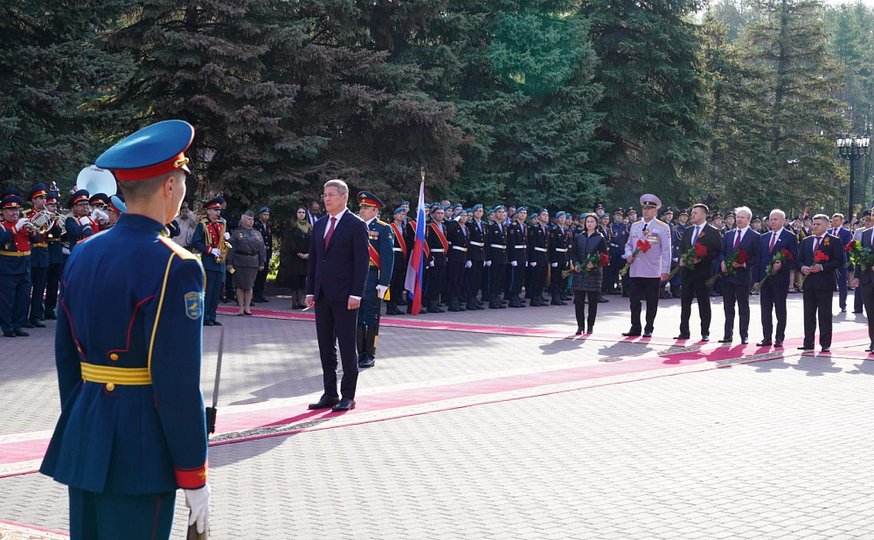 Глава Башкирии возложил цветы к Вечному огню в уфимском парке Победы