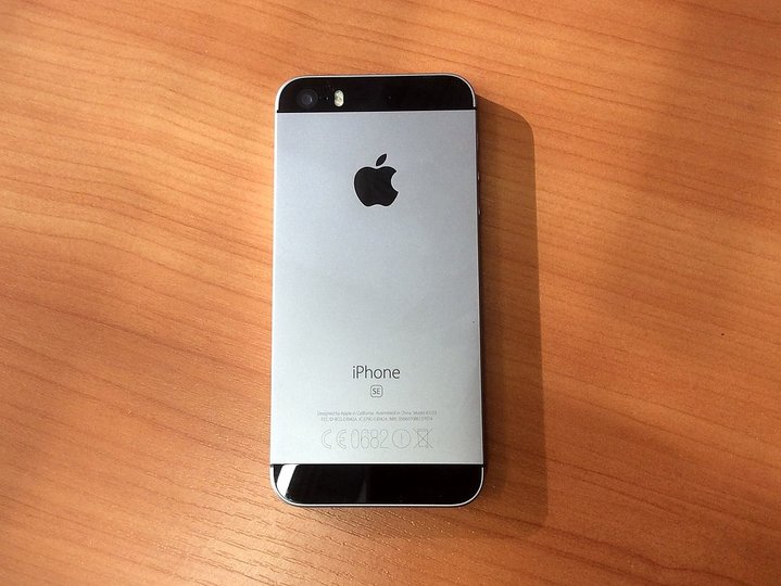 Смартфон iPhone SE вернули в продажу в США