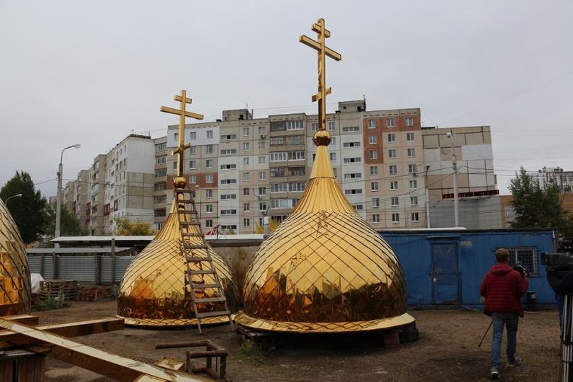 В Уфе начали устанавливать золотые купола на храм Матроны Московской