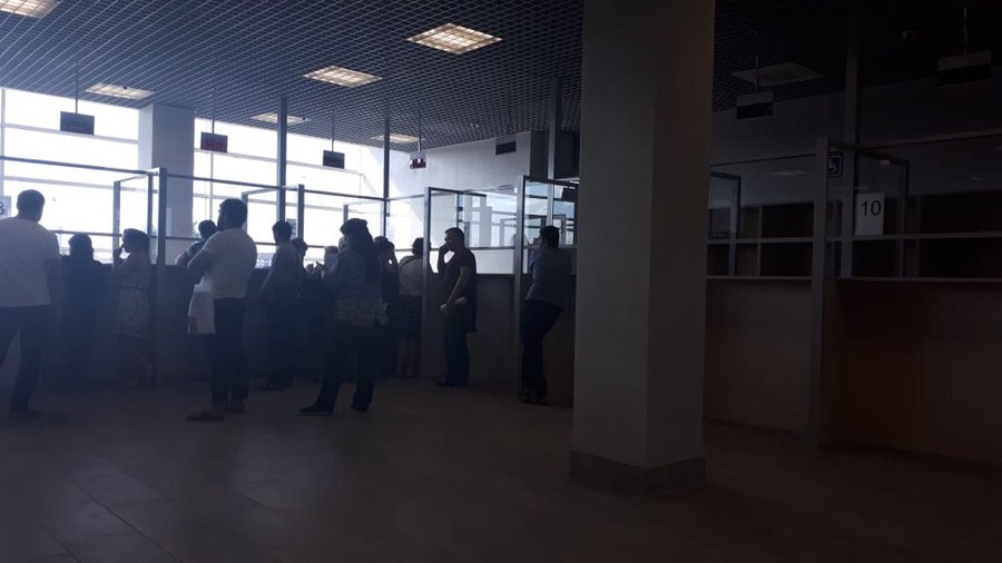 Уфимцы вынуждены сидеть в очереди по несколько часов в местном миграционном центре из-за неработающих окон приема 