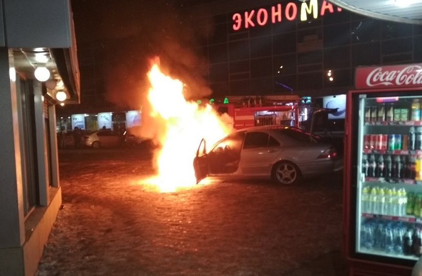 В Уфе на парковке сгорел Mercedes