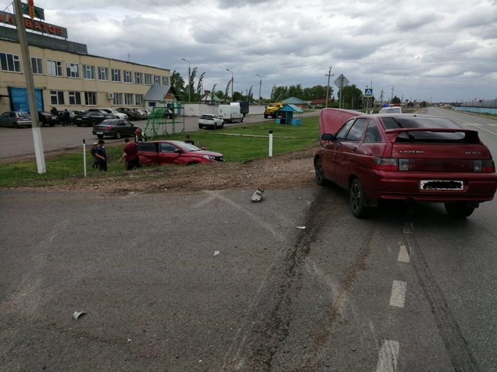 В Башкирии женщина за рулем Lada XRay грубо нарушила правила и устроила аварию