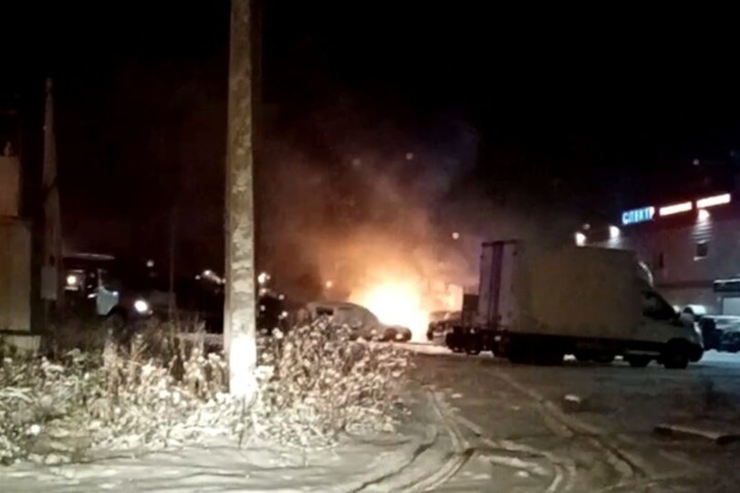 В Башкирии на стоянке сгорели три автомобиля
