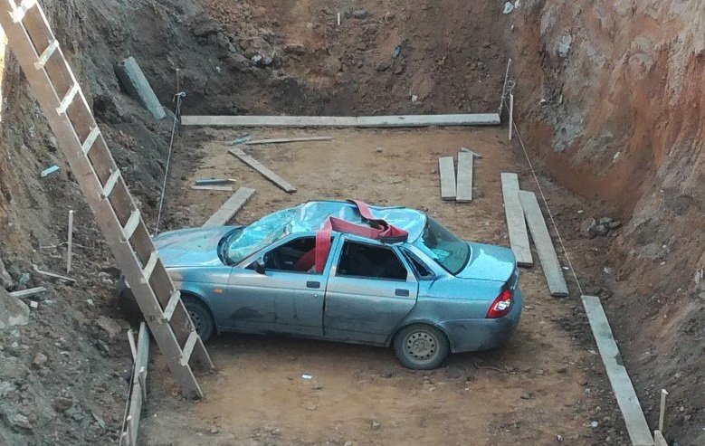 В Башкирии автомобиль съехал в траншею
