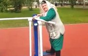 Видео: В Башкирии 95-летняя бабушка занимается спортом на дворовой площадке
