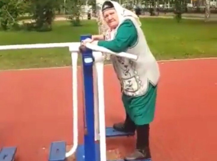 Видео: В Башкирии 95-летняя бабушка занимается спортом на дворовой площадке