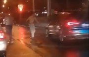 В Уфе полуголый мужчина кидался на проезжающие машины