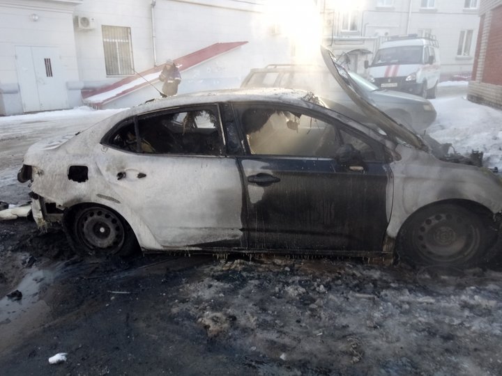 В Башкирии дотла сгорел припаркованный автомобиль