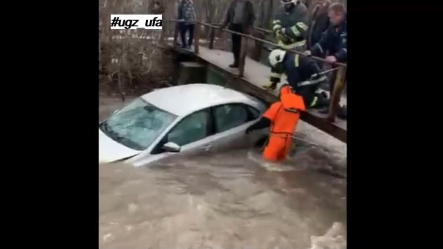 В Уфе спасатели вытащили из реки автомобиль с пассажирами