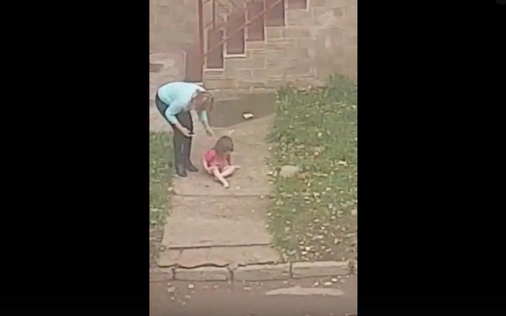 В Башкирии маленькая девочка выпала из окна третьего этажа – Видео